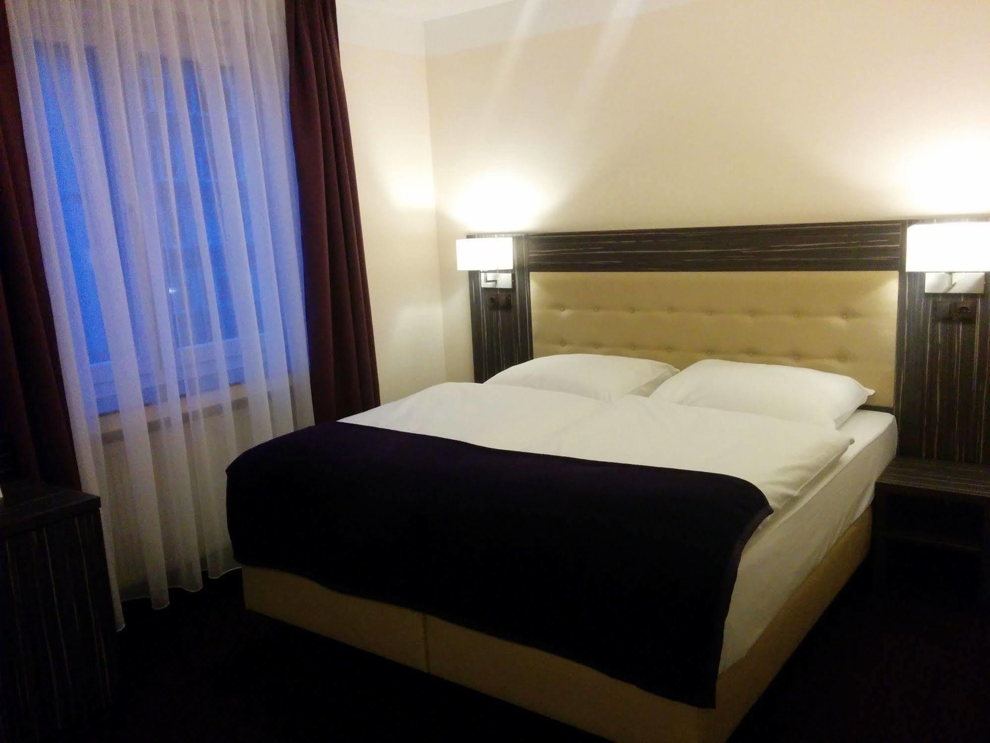 Hotel Famosa Dusseldorf Ngoại thất bức ảnh