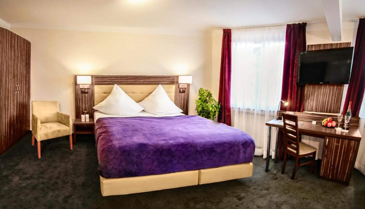 Hotel Famosa Dusseldorf Ngoại thất bức ảnh