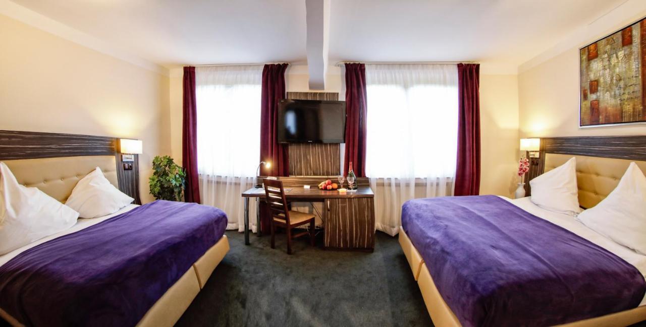 Hotel Famosa Dusseldorf Ngoại thất bức ảnh